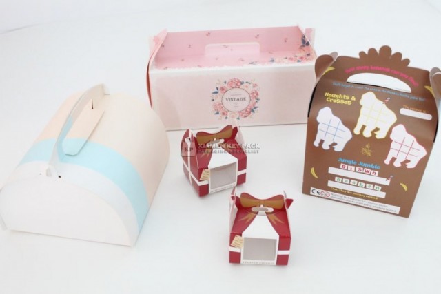Foldable cake boxes
